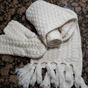 GAP - NWOT -Scarf and mitten set